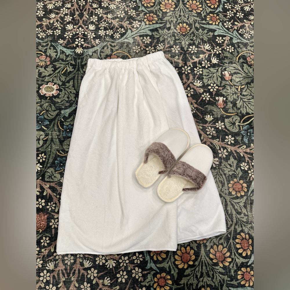 White Spa Velcro Cover Towel and Fuzzy Slippers Set NEW